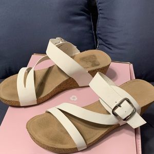 Women’s white sandal. Size 9.